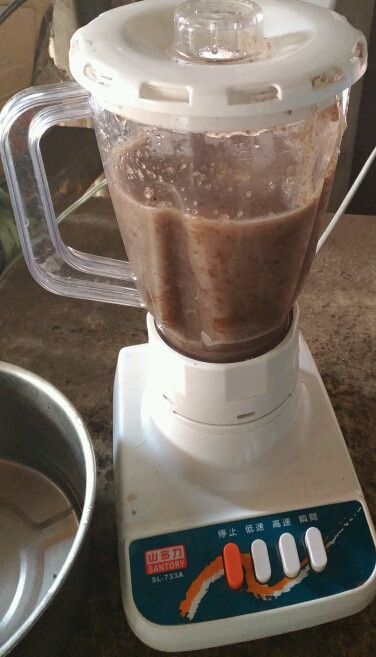 打到像這樣了!!把它倒進去鍋子裡面