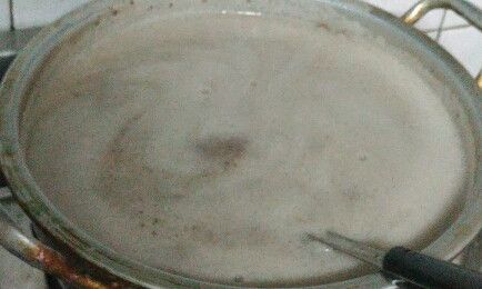 倒到鍋子以後開大火先讓它滾
再開文火讓慢慢煮約10~30分鐘
木耳煮下去會像這樣很多泡泡
在這個的時候就用勺子
把木耳露勺起往鍋子裡面倒
能像勾芡那樣稠稠的就可以熄火
最好是可以像倒醬油膏一樣稠