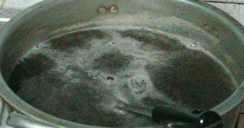 有泡泡我都直接
把它拌到木耳露裡面去
顏色雖然不怎麼好看~
不過這也是辛苦做的!!
放涼之後把它裝瓶
放到冷凍去冰了之後，
就跟外面賣的一樣稠