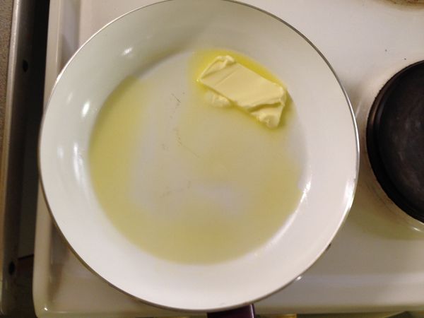 將鍋子熱鍋後放入奶油或沙拉油