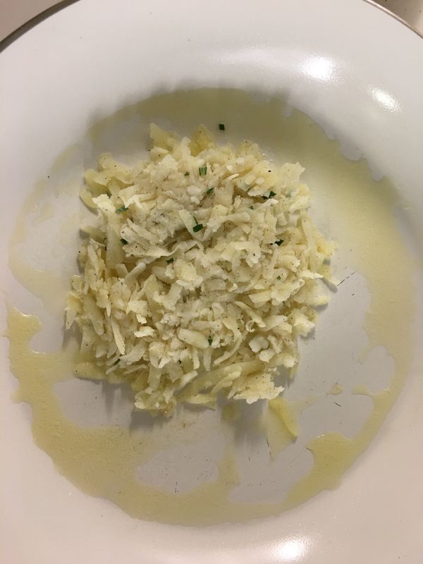 再放入馬鈴薯，可以用手或是湯匙大致整理一下。再翻面煎至金黃色即完成！