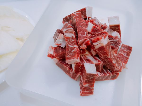 牛肉切條，可以抓一點玉米粉，也可以不用