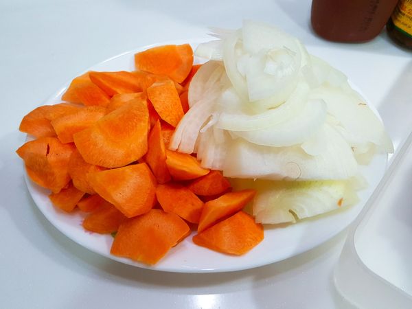 洋葱切絲，胡蘿蔔切塊