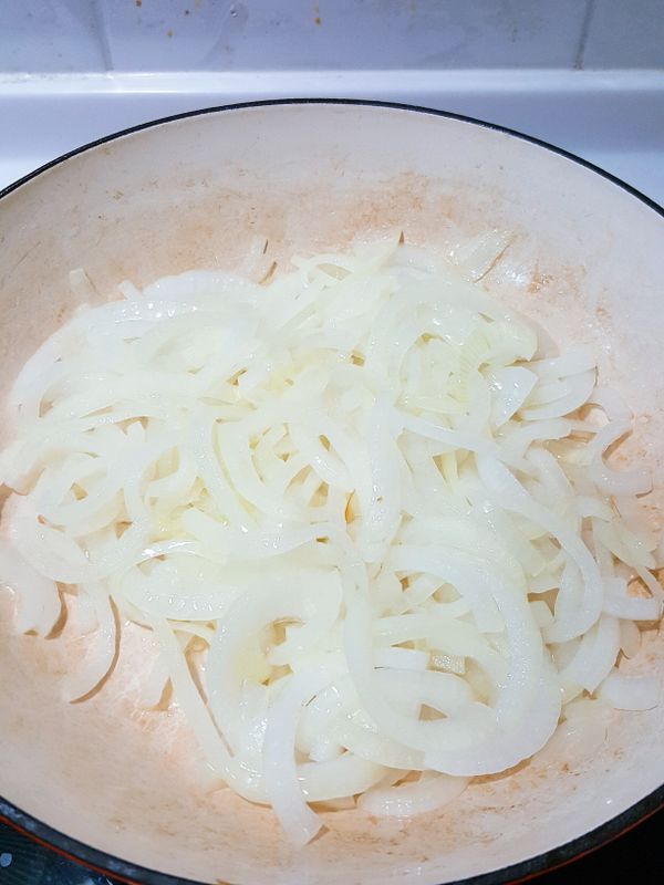 起油鍋，炒香炒軟洋葱成微微金黃色