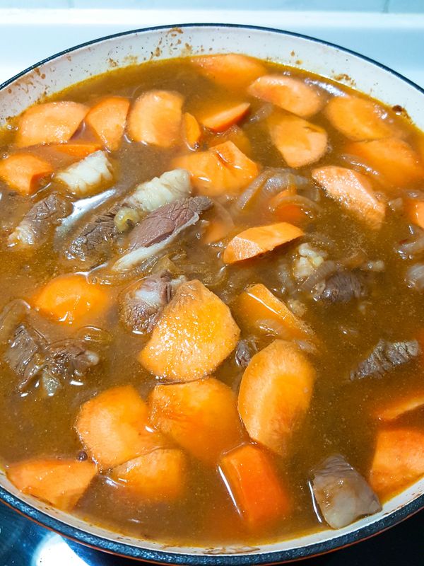 加入水和胡蘿蔔煮滾