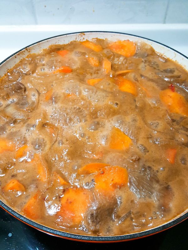 煮滾時因為肉的蛋白質產生的泡泡渣渣一定要撈掉哦～這會影響料理的口感