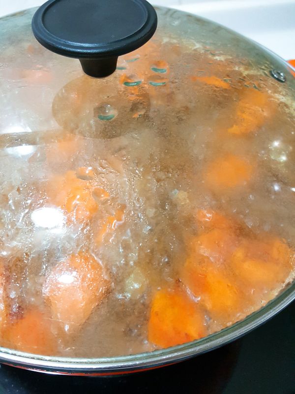 處理好泡泡渣渣後，蓋上鍋蓋中小火悶煮15-20分鐘就可以囉～
