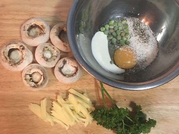 蘑菇清裡後倒放，挖出梗。
批薩起司切細絲。巴西里葉用可食用水洗淨瀝乾後切碎備用。