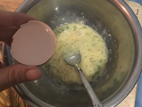 蛋加入所有材料，打散成蛋液備用。
烤箱預熱到200度。