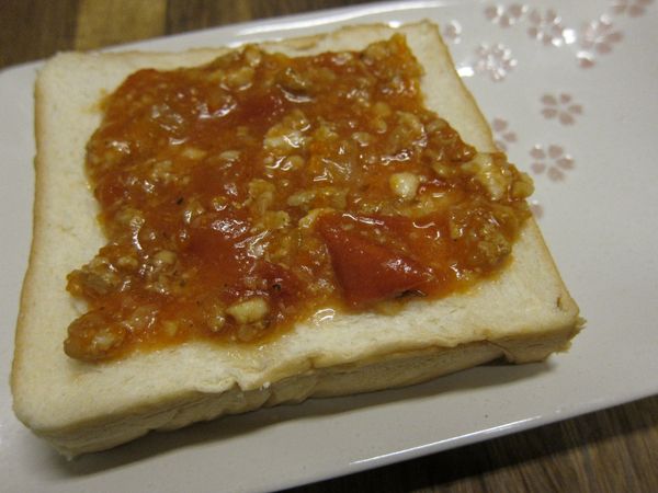 厚片切斜角，塗上自製的義大利肉醬（詳細作法請看義大利肉醬麵那篇）