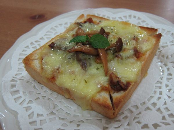 完成香香濃濃又夠味的比薩吐司喔︿︿