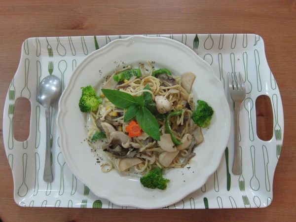 作法跟奶油雞肉麵一樣，只是配菜用了素高湯︿︿