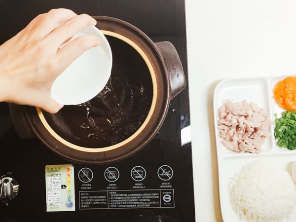 在一人用的土鍋裡放入白醬油與水，開火。