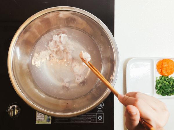 雞肉先稍微川燙後，撈起來備用。