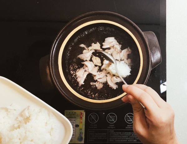 湯滾後放入 2 的肌肉，並將火轉為小火以免鍋內湯汁溢到鍋外。