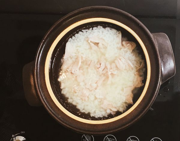 加入 1 的白飯繼續煮。