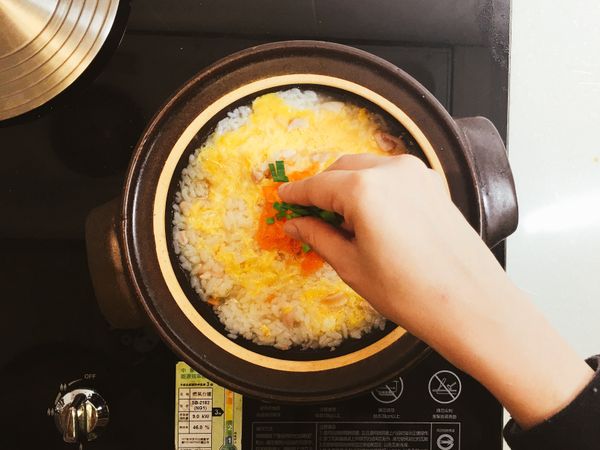 等到蛋汁半熟的時候（蛋汁變成半熟的時間很快，要注意），關火，接著把蔥花灑上即可。