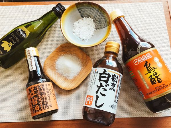 左邊往右數的第三瓶是這道料理用到的白醬油。（它是高湯與醬油的組合）