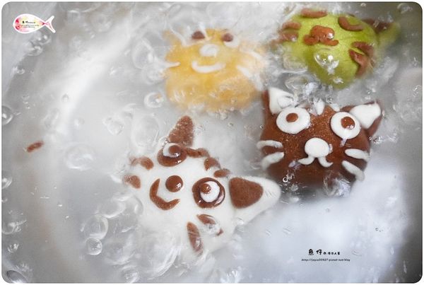 水滾後轉小火再下喵咪湯圓，煮至熟