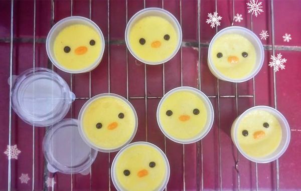 等到布蕾涼後用巧克力筆畫上小雞的臉龐（眼睛為圓形以及橢圓形嘴巴，訣竅在於讓眼睛與嘴巴近乎平行會比較可愛）
巧克力筆在無印良品可以購入，份量約七個布丁杯，主要以自己容器高度為主♪
