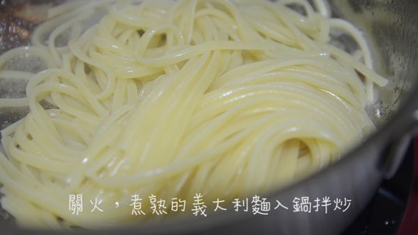 關火加入麵條拌均，太乾可加少量的煮麵完
