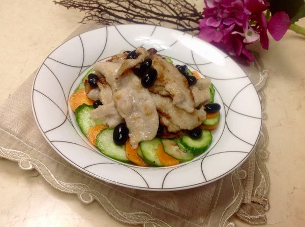 2鋪底，擺上燒肉、黑豆、，淋上蜜黑豆汁