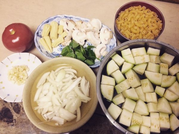 將所有蔬菜切成一口大小，蒜頭切末，若有蘿蔔之類不易熟的蔬菜要切小塊點。牛番茄剝去表皮切塊。義大利麵醬我用的是Prego傳統口味義大利麵醬。