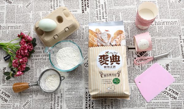 [麥典麵包專用粉]嚴選100%純小麥製作，使用小麥中心的粉心粉，不使用任何添加劑，也適用大家愛用的麵包機喔~現在在全聯等賣場都可以輕易購得，做起來麵糰的手感特別柔軟有彈性、麵包成品細緻軟綿媲美日本進口的麵粉，是Flora近來做麵包必備食材^^