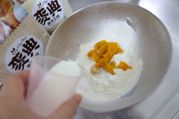 食材除奶油、核桃外一起攪拌5分鐘(或手揉到表面光滑，可參考麥典 333 優雅揉https://icook.tw/recipes/168240)，加入奶油續攪拌5分鐘