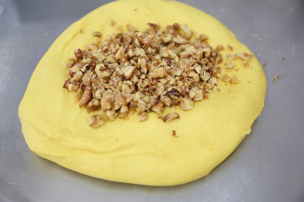 再加入烤香、切碎的核桃揉勻