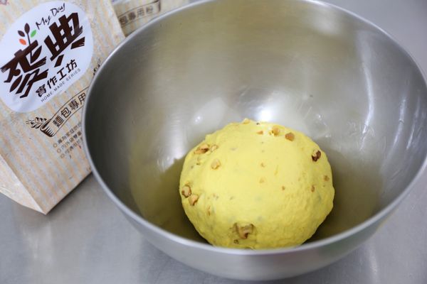 進行第一次發酵約一小時(核桃應全部切小塊較好包)