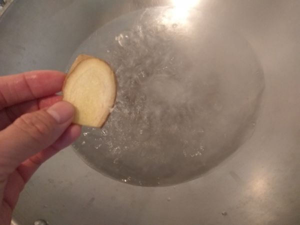 煮一鍋水，水滾了之後放入1~2片的薑片。