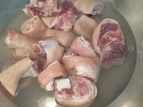 放入清洗過的豬前腳，購買時可以請攤商協助剁成適當大小，汆燙5~8分鐘，將血水去掉，並封住肉面纖維，這樣滷出來的豬腳會更Q更鮮甜。