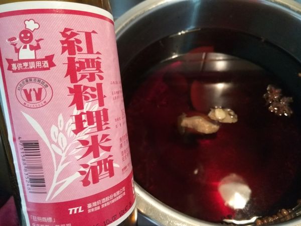 鍋內再加入醬油、米酒、冰糖等調味料。