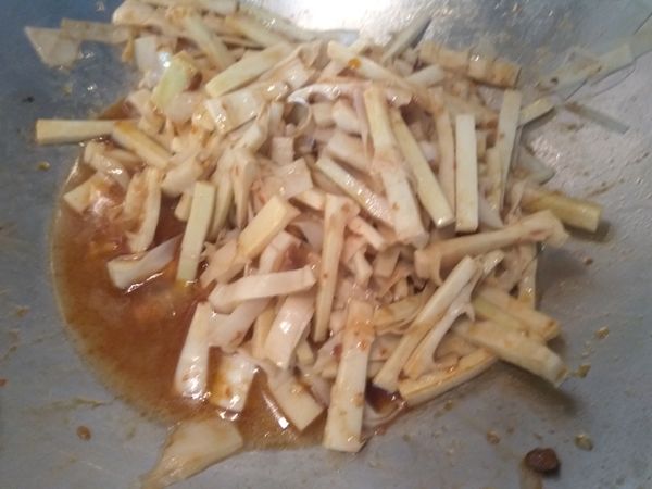 炒勻之後就可以熄火，但先不要吃，燜一下讓竹筍吸附炒料的醬汁，會更美味。