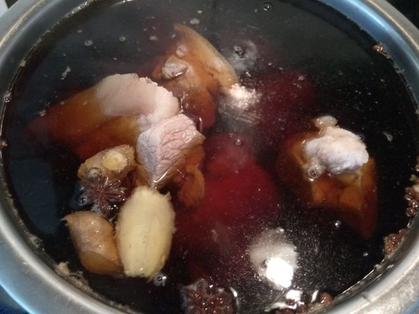 待滷汁煮滾之後，加入汆燙好的豬腳進行滷製動作，先是以大火來滷，讓溫度封住肉的表面，後續再轉中小火進行滷製，後半段再以小火慢燉收汁，全程滷製約40分鐘。