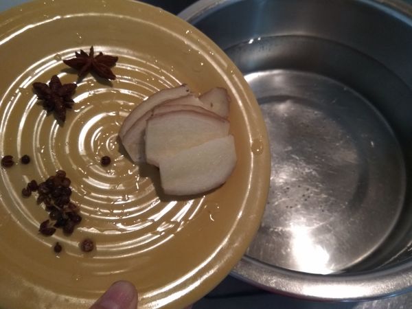 再煮一鍋水，水開了放入薑片、八角、花椒等辛香料。