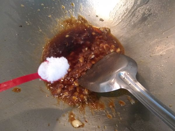 準備一個炒鍋，加入麻油，再放入蒜頭末、鹽巴、辣豆瓣醬先拌炒均勻，再倒入汆燙好的桂竹筍一起拌炒。