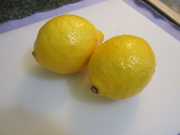 將檸檬洗淨擦乾