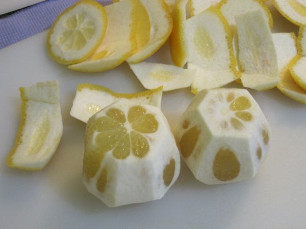 將檸檬去皮