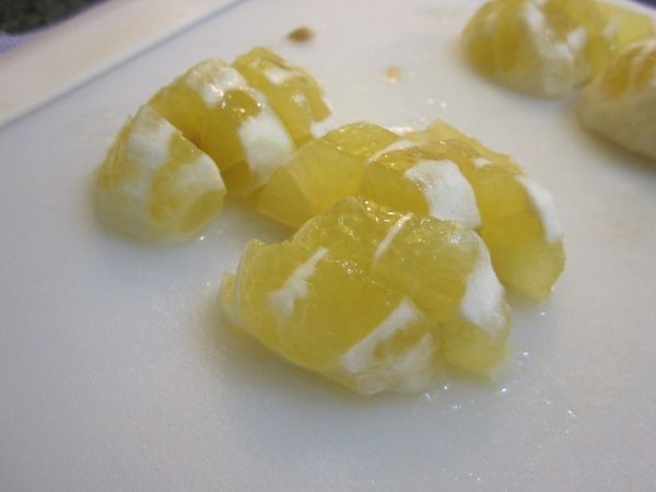 切半後切片去子，這個步驟是為了將所有的纖維打碎後不過濾直接喝，喜歡過濾的人可以省略去子的步驟