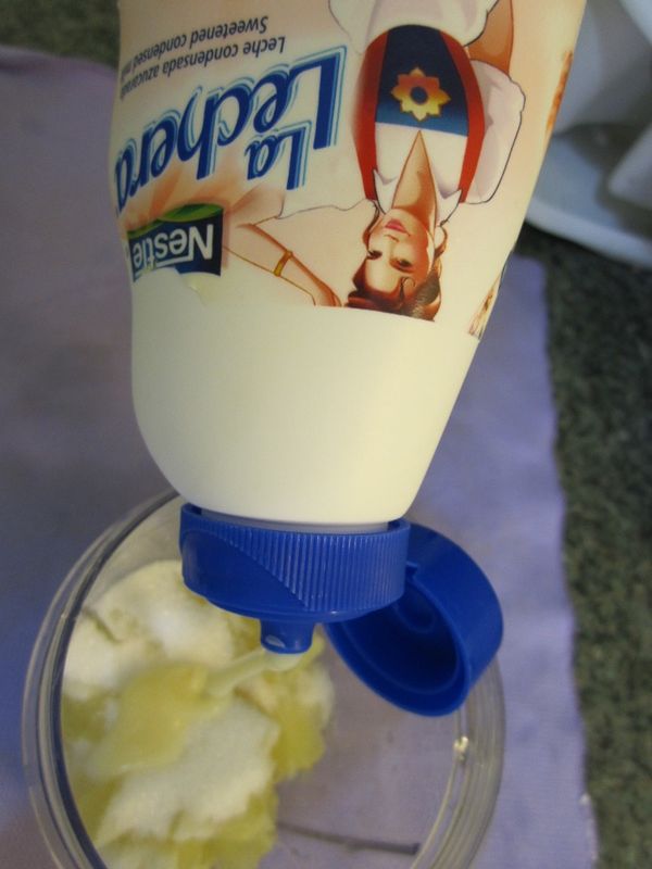 加入煉乳摟！煉乳的使用量可以自己決定，我喜歡奶香會多加一點煉乳。
佳興冰果室的老闆說加煉乳讓果汁溫和不咬胃，我覺得他是天才，煉乳跟檸檬汁簡直是天作之合阿~