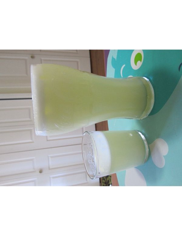 稀釋調整成喜歡的濃度，加入冰塊就完成摟！
成品跟傳統檸檬汁不一樣，接近不透明乳白色，上有許多泡泡，不喜歡泡泡的人可以過濾掉，我還蠻喜歡泡泡的會留著。