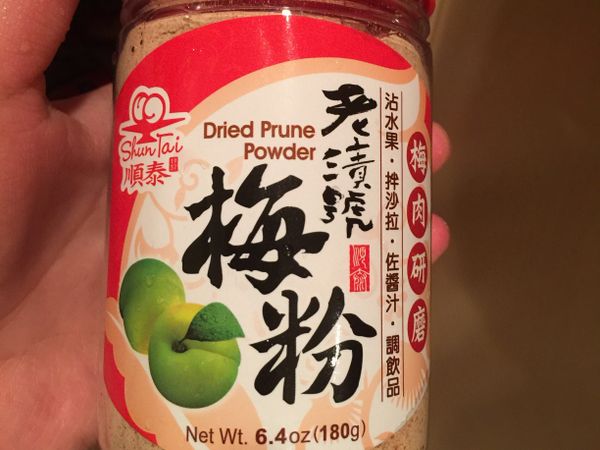 3.蓋上盒子把糖跟梅子粉搖勻，裹在蔓越梅上即可放入冰箱冷藏（不結冰的那層）。