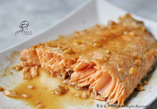 將鋁箔紙包起來，完全封住鮭魚後，放進已預熱200度的烤箱烤12-15分鐘。