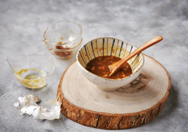 大蒜切末，取一小碗，將所有調味料(除了白酒外）及蒜末倒入碗中，用湯匙攪拌均勻備用。