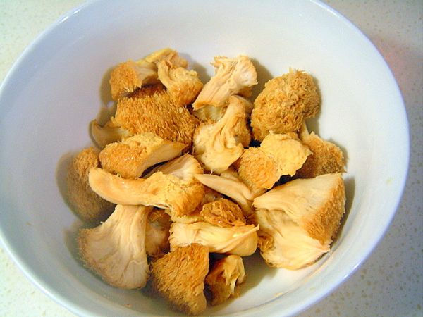 撕成適當大小,以蛋白沾裹醃泡約20分鐘備用