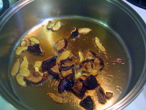 作法:1. 先以麻油炒香薑片,加入香菇炒香