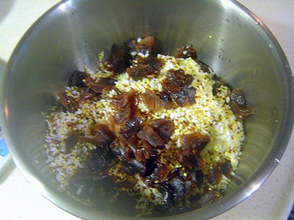 3. 將桂圓肉剝開後一一加入浸泡好的長糯米、小米 、紅藜麥中