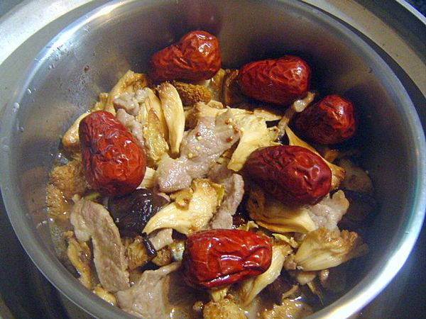 5. 最後放上枸杞、和闐大紅棗及可放入電鍋依煮飯的方式煮熟即可